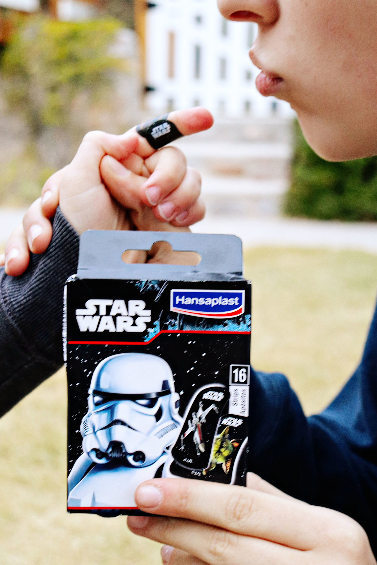 Kids smile with Hansaplast Star Wars/Frozen example photo